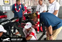 Para siswa SMKN 3 Mandau saat mempraktikkan keterampilan mekanik langsung di bawah pengawasan teknisi ahli pada peresmian Pos AHASS TEFA Astra Honda Riau.