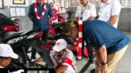 Para siswa SMKN 3 Mandau saat mempraktikkan keterampilan mekanik langsung di bawah pengawasan teknisi ahli pada peresmian Pos AHASS TEFA Astra Honda Riau.