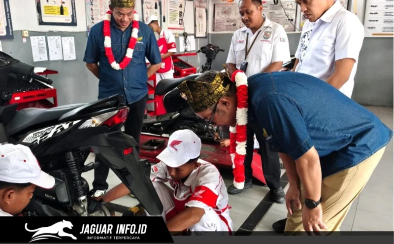 Para siswa SMKN 3 Mandau saat mempraktikkan keterampilan mekanik langsung di bawah pengawasan teknisi ahli pada peresmian Pos AHASS TEFA Astra Honda Riau.