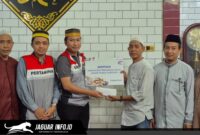 Pertamina Patra Niaga Regional Sulawesi menyerahkan bantuan santunan secara langsung kepada pengurus masjid dan panti asuhan di Kecamatan Ujung Tanah, Makassar. (Foto: Dok. Pertamina)