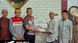 Pertamina Patra Niaga Regional Sulawesi menyerahkan bantuan santunan secara langsung kepada pengurus masjid dan panti asuhan di Kecamatan Ujung Tanah, Makassar. (Foto: Dok. Pertamina)