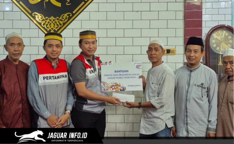 Pertamina Patra Niaga Regional Sulawesi menyerahkan bantuan santunan secara langsung kepada pengurus masjid dan panti asuhan di Kecamatan Ujung Tanah, Makassar. (Foto: Dok. Pertamina)