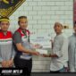 Pertamina Patra Niaga Regional Sulawesi menyerahkan bantuan santunan secara langsung kepada pengurus masjid dan panti asuhan di Kecamatan Ujung Tanah, Makassar. (Foto: Dok. Pertamina)