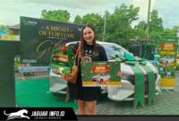 Keren Cecilia Titah, pemenang utama Gebyar Berhadiah Trufarm Manado, saat berpose bahagia di depan hadiah mobil Daihatsu Ayla yang berhasil diraihnya.