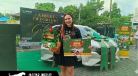 Keren Cecilia Titah, pemenang utama Gebyar Berhadiah Trufarm Manado, saat berpose bahagia di depan hadiah mobil Daihatsu Ayla yang berhasil diraihnya.