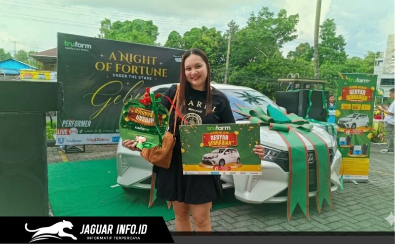 Keren Cecilia Titah, pemenang utama Gebyar Berhadiah Trufarm Manado, saat berpose bahagia di depan hadiah mobil Daihatsu Ayla yang berhasil diraihnya.