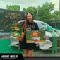 Keren Cecilia Titah, pemenang utama Gebyar Berhadiah Trufarm Manado, saat berpose bahagia di depan hadiah mobil Daihatsu Ayla yang berhasil diraihnya.