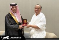 Wakapolri Komjen Pol. Prof. Dr. Dedi Prasetyo, S.H., M.Hum., M.Si., M.M. saat momen penyerahan cendera mata kepada Wakil Direktur Intelijen PSS Arab Saudi Mayjen Abdul Hamid di Riyadh.