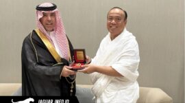 Wakapolri Komjen Pol. Prof. Dr. Dedi Prasetyo, S.H., M.Hum., M.Si., M.M. saat momen penyerahan cendera mata kepada Wakil Direktur Intelijen PSS Arab Saudi Mayjen Abdul Hamid di Riyadh.