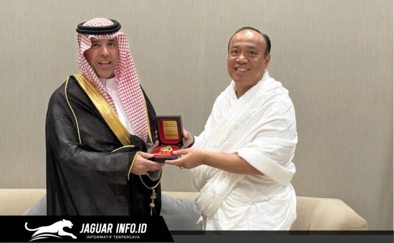 Wakapolri Komjen Pol. Prof. Dr. Dedi Prasetyo, S.H., M.Hum., M.Si., M.M. saat momen penyerahan cendera mata kepada Wakil Direktur Intelijen PSS Arab Saudi Mayjen Abdul Hamid di Riyadh.