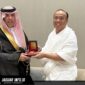 Wakapolri Komjen Pol. Prof. Dr. Dedi Prasetyo, S.H., M.Hum., M.Si., M.M. saat momen penyerahan cendera mata kepada Wakil Direktur Intelijen PSS Arab Saudi Mayjen Abdul Hamid di Riyadh.
