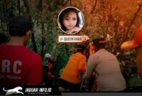 Tim SAR gabungan saat melakukan penyisiran alur sungai untuk mencari seorang anak hanyut di Minahasa, Sulawesi Utara.