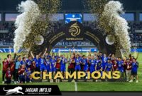 Pemain Persib Bandung mengangkat piala dalam seremonial juara Super League musim 2025/26 di Stadion GBLA, Sabtu (23/5/2026).