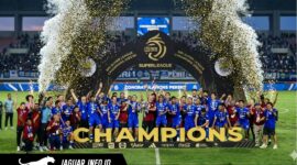 Pemain Persib Bandung mengangkat piala dalam seremonial juara Super League musim 2025/26 di Stadion GBLA, Sabtu (23/5/2026).