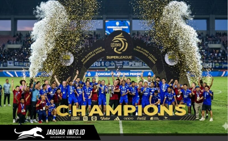 Pemain Persib Bandung mengangkat piala dalam seremonial juara Super League musim 2025/26 di Stadion GBLA, Sabtu (23/5/2026).