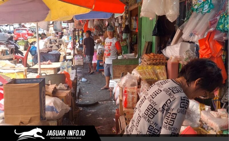 Stok Minyakita di Pasar Pinasungkulan Karombasan Manado dipastikan aman. Agen resmi menjual minyak goreng bersubsidi ini sesuai ketentuan HET pemerintah.