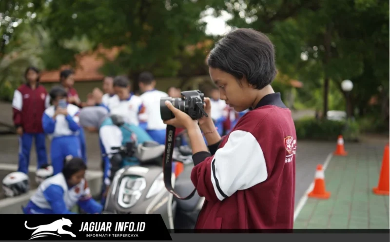Seorang anak sedang merekam video kreatif menggunakan ponselnya untuk ikut serta dalam kompetisi film pendek.