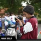 Seorang anak sedang merekam video kreatif menggunakan ponselnya untuk ikut serta dalam kompetisi film pendek.