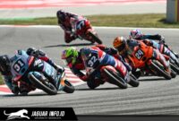 Pebalap muda Astra Honda, Muhammad Kiandra Ramadhipa, saat memacu sepeda motornya bersaing di grup terdepan pada ajang Moto3 Junior World Championship 2026 di Circuit de Barcelona-Catalunya, Spanyol.
