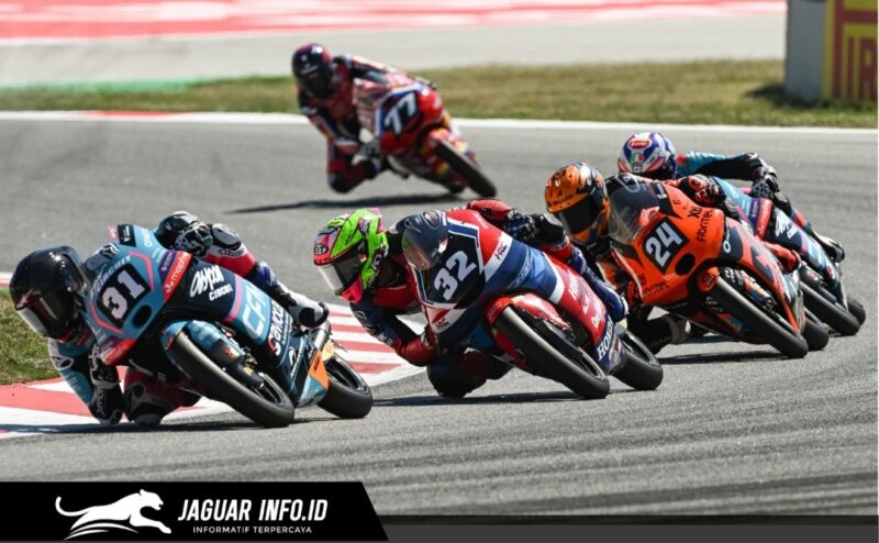 Pebalap muda Astra Honda, Muhammad Kiandra Ramadhipa, saat memacu sepeda motornya bersaing di grup terdepan pada ajang Moto3 Junior World Championship 2026 di Circuit de Barcelona-Catalunya, Spanyol.