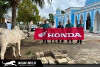 Perwakilan karyawan PT Daya Adicipta Wisesa saat menyerahkan hewan kurban PT DAW kepada pengurus masjid di wilayah Sulawesi Utara, Rabu (27/05/2026).