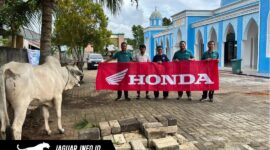 Perwakilan karyawan PT Daya Adicipta Wisesa saat menyerahkan hewan kurban PT DAW kepada pengurus masjid di wilayah Sulawesi Utara, Rabu (27/05/2026).