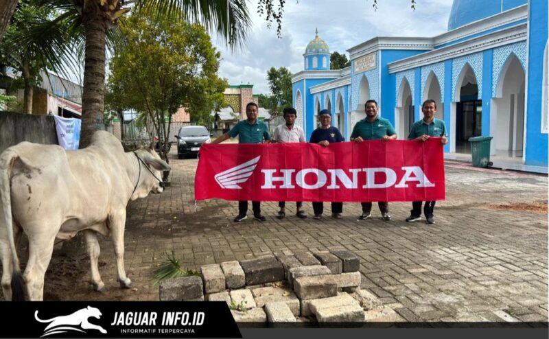 Perwakilan karyawan PT Daya Adicipta Wisesa saat menyerahkan hewan kurban PT DAW kepada pengurus masjid di wilayah Sulawesi Utara, Rabu (27/05/2026).