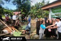 Direktur Polairud Polda Sulut, Kombes Pol Bayuaji Yudha Prajas, S.H., M.H., saat memantau proses penyembelihan dua ekor sapi kurban di Mako Ditpolairud Polda Sulut, Bitung, pada 27-05-2026.