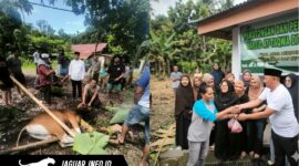 Direktur Polairud Polda Sulut, Kombes Pol Bayuaji Yudha Prajas, S.H., M.H., saat memantau proses penyembelihan dua ekor sapi kurban di Mako Ditpolairud Polda Sulut, Bitung, pada 27-05-2026.