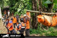 Tim SAR gabungan mengevakuasi jasad korban dari kawasan Air Terjun Paris.