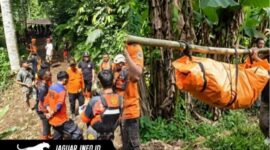 Tim SAR gabungan mengevakuasi jasad korban dari kawasan Air Terjun Paris.