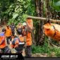 Tim SAR gabungan mengevakuasi jasad korban dari kawasan Air Terjun Paris.