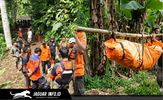 Tim SAR gabungan mengevakuasi jasad korban dari kawasan Air Terjun Paris.