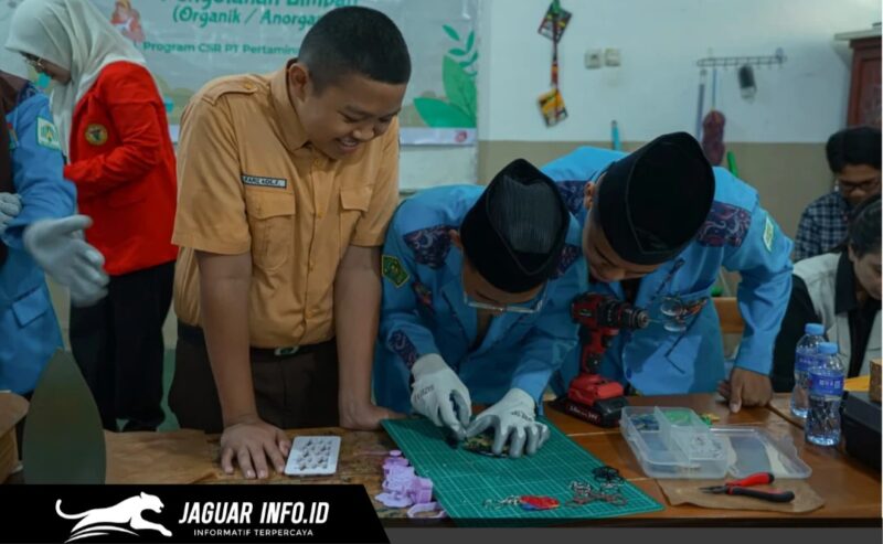Siswa antusias mengikuti praktik daur ulang sampah plastik dalam kegiatan edukasi lingkungan yang diinisiasi oleh Pertamina Patra Niaga Regional Sulawesi di Makassar, 26-05-2026.
