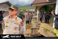 Wakapolda Sulut Brigjen Pol. Awi Setiyono saat berdialog dan memberikan bantuan kepada korban banjir bandang di Kabupaten Bolaang Mongondow, Kamis (28/5/2026).