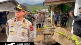 Wakapolda Sulut Brigjen Pol. Awi Setiyono saat berdialog dan memberikan bantuan kepada korban banjir bandang di Kabupaten Bolaang Mongondow, Kamis (28/5/2026).