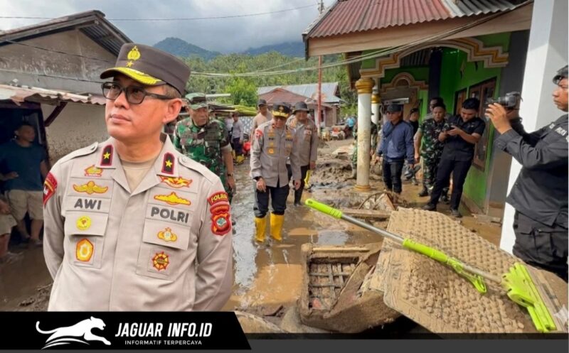 Wakapolda Sulut Brigjen Pol. Awi Setiyono saat berdialog dan memberikan bantuan kepada korban banjir bandang di Kabupaten Bolaang Mongondow, Kamis (28/5/2026).