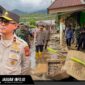 Wakapolda Sulut Brigjen Pol. Awi Setiyono saat berdialog dan memberikan bantuan kepada korban banjir bandang di Kabupaten Bolaang Mongondow, Kamis (28/5/2026).