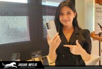 Detail spesifikasi Realme C100 yang menampilkan desain bodi belakang dengan efek visual Blooming Design yang dinamis.