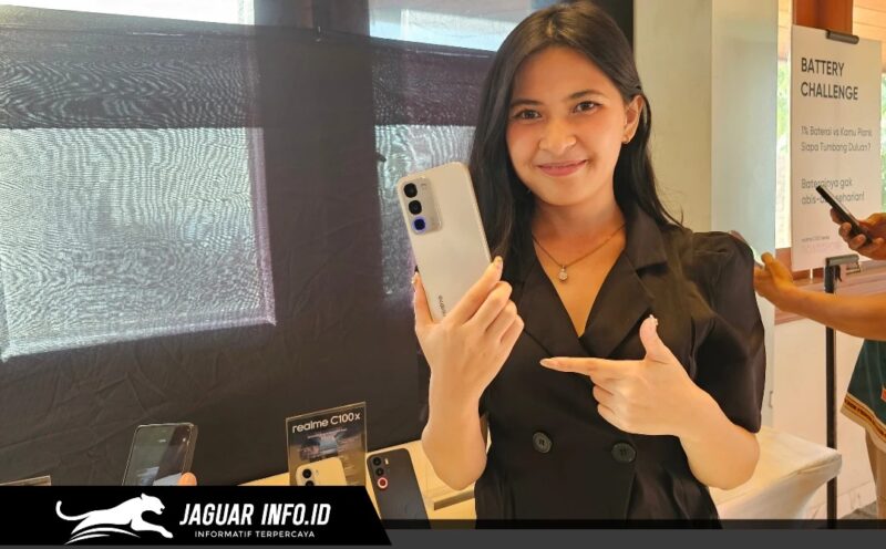Detail spesifikasi Realme C100 yang menampilkan desain bodi belakang dengan efek visual Blooming Design yang dinamis.