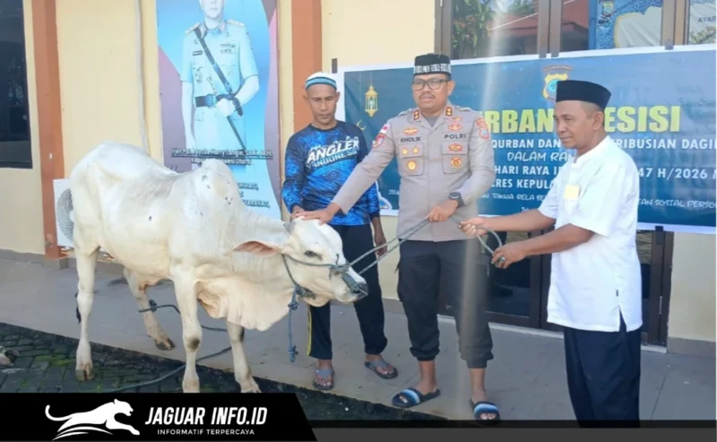 Kapolres Kepulauan Sangihe AKBP Abdul Kholik menyerahkan hewan kurban secara simbolis kepada petugas penyembelih Ustadz Umar Bin Smith di halaman Mako Polres, Rabu 27/05/26.