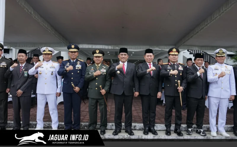 Kapolda Sulut Irjen Pol Roycke Harry Langie bersama unsur Forkopimda saat mengikuti Upacara Hari Lahir Pancasila di Kantor Gubernur Sulut, 01/06/26.