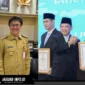 Penyerahan Tanda Kehormatan Satyalencana Wira Karya oleh Menteri Dalam Negeri RI kepada Walikota Manado.