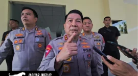 Kapolda Sulawesi Utara, Irjen Pol Roycke Langie, saat memberikan keterangan resmi mengenai penanganan kasus di lingkungan GMIM, 03/06/26.