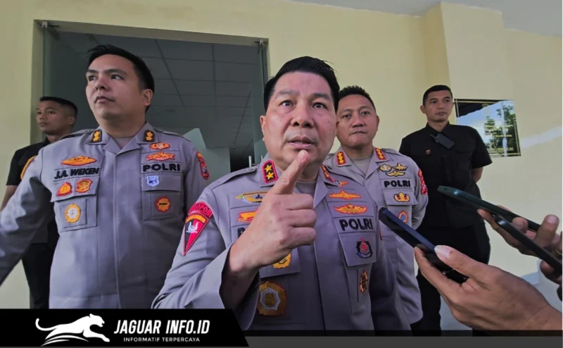 Kapolda Sulawesi Utara, Irjen Pol Roycke Langie, saat memberikan keterangan resmi mengenai penanganan kasus di lingkungan GMIM, 03/06/26.