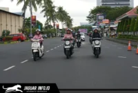 Komunitas Scoomando Manado dan Lady Bikers Honda Sulut berpose bersama dalam kegiatan Scoopy Your Mode, Your Ride di kawasan Megamas, Manado, 06/06/26.