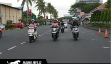 Komunitas Scoomando Manado dan Lady Bikers Honda Sulut berpose bersama dalam kegiatan Scoopy Your Mode, Your Ride di kawasan Megamas, Manado, 06/06/26.