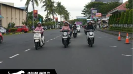 Komunitas Scoomando Manado dan Lady Bikers Honda Sulut berpose bersama dalam kegiatan Scoopy Your Mode, Your Ride di kawasan Megamas, Manado, 06/06/26.