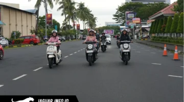 Komunitas Scoomando Manado dan Lady Bikers Honda Sulut berpose bersama dalam kegiatan Scoopy Your Mode, Your Ride di kawasan Megamas, Manado, 06/06/26.