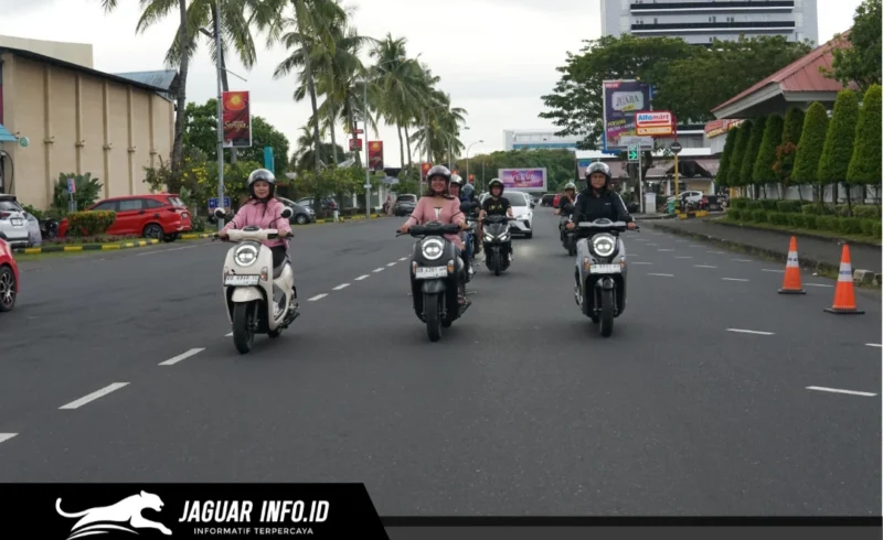 Komunitas Scoomando Manado dan Lady Bikers Honda Sulut berpose bersama dalam kegiatan Scoopy Your Mode, Your Ride di kawasan Megamas, Manado, 06/06/26.